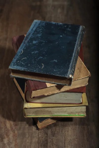 Staré knihy o dřevěné pozadí — Stock fotografie