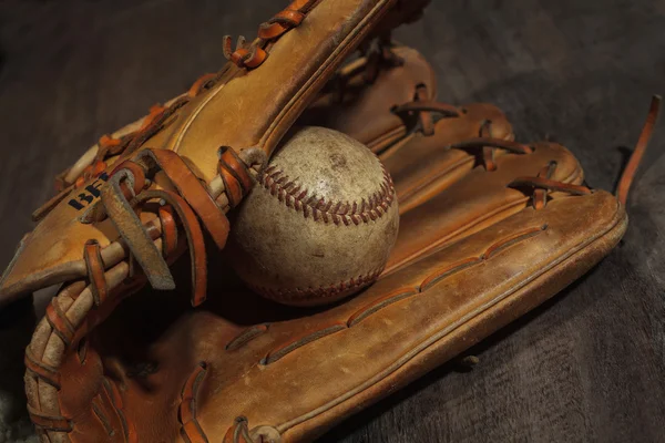 Baseball auf Holz Hintergrund — Stockfoto