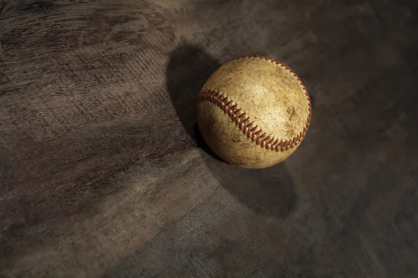 लाकूड पार्श्वभूमीवर बेसबॉल — स्टॉक फोटो, इमेज