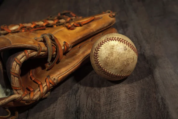 Baseball auf Holz Hintergrund — Stockfoto
