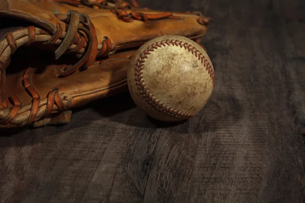 Béisbol en fondo madera — Foto de Stock