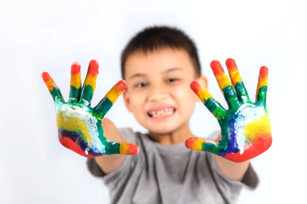 Menino com as mãos pintadas em tinta colorida — Fotografia de Stock