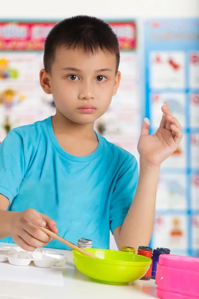 Little boy paints in the classroom — Stock Photo, Image