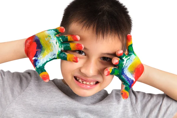 Kleiner Junge mit bunt bemalten Händen — Stockfoto