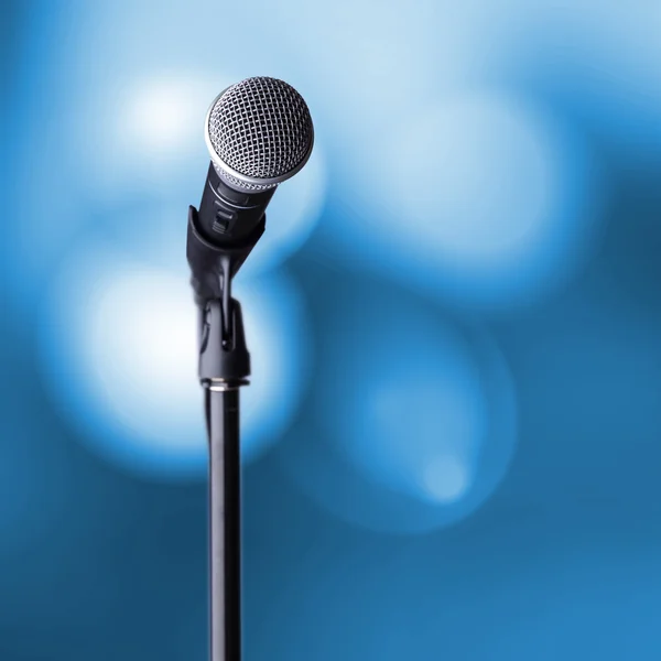 Mikrofon na stojan pro zpěvačku — Stock fotografie