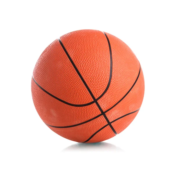 Bola basket pada latar belakang putih — Stok Foto