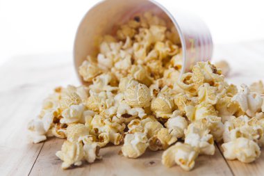 Tahta bir masada patlamış mısır.