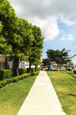 Park ve oyun alanı ile köy