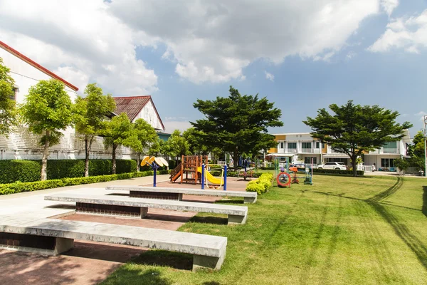 Wieś z park i plac zabaw dla dzieci — Zdjęcie stockowe