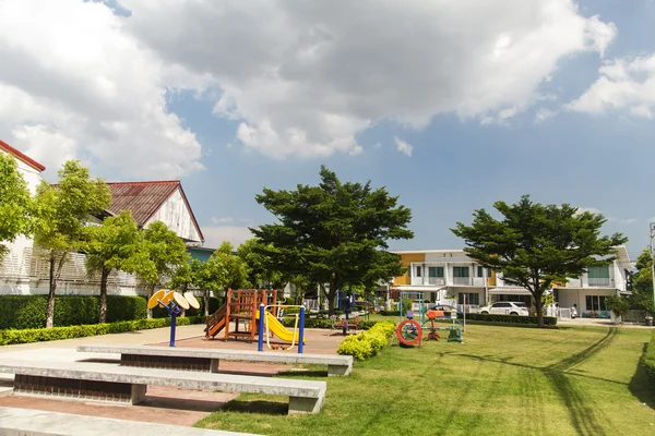 A aldeia com o parque e um parque infantil — Fotografia de Stock