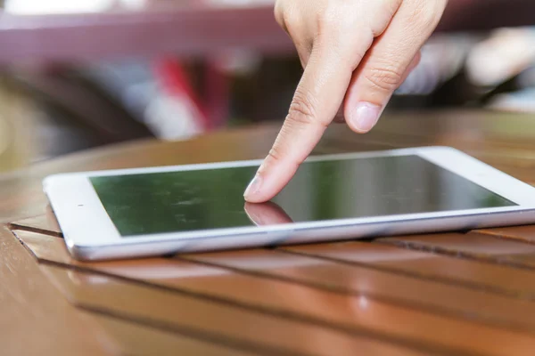 Bijgesneden beeld van vrouwen met behulp van een digitaal tablet — Stockfoto