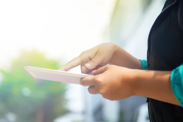 Vista recortada de las mujeres usando una tableta digital — Foto de Stock