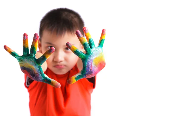 Menino com as mãos pintadas em tinta colorida — Fotografia de Stock