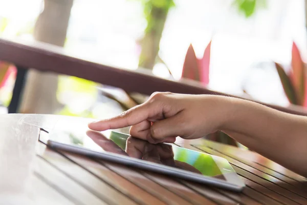 Görünümü dijital tablet kullanma kadınların kırpılmış — Stok fotoğraf