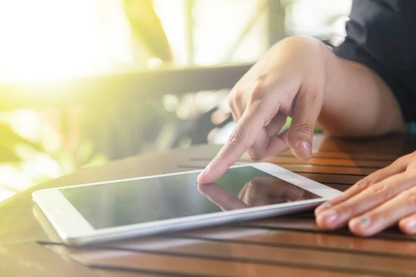 Görünümü dijital tablet kullanma kadınların kırpılmış — Stok fotoğraf