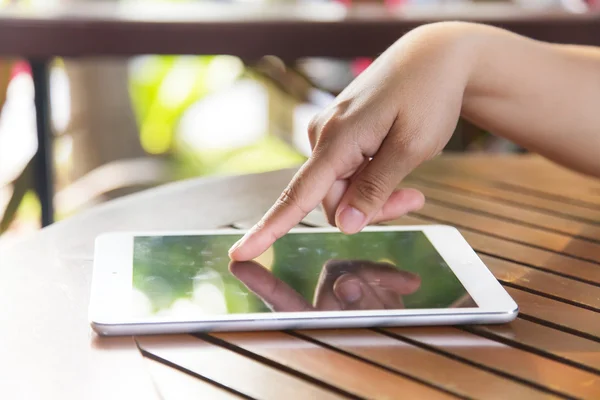 Bijgesneden beeld van vrouwen met behulp van een digitaal tablet — Stockfoto