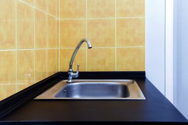 Musluk üzerinde sıram ve suyu kesersen