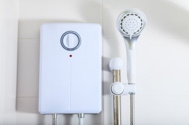 Banyo, sıcak bir duş ve duş başlığı