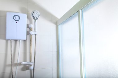 Banyo, sıcak bir duş ve duş başlığı