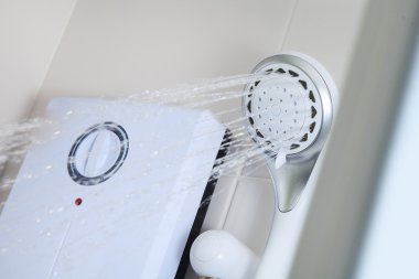 Banyo, sıcak bir duş ve duş başlığı
