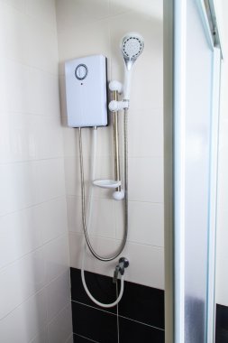 Banyo, sıcak bir duş ve duş başlığı