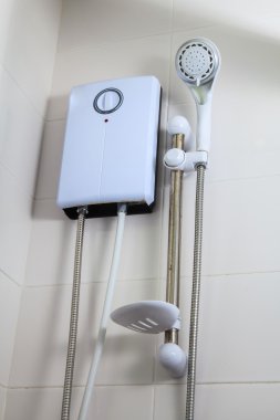 Banyo, sıcak bir duş ve duş başlığı