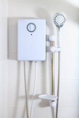 Banyo, sıcak bir duş ve duş başlığı