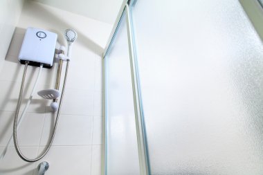 Banyo, sıcak bir duş ve duş başlığı