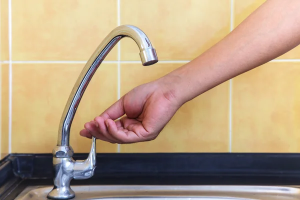 Hand inschakelen en uitschakelen van de kraan — Stockfoto