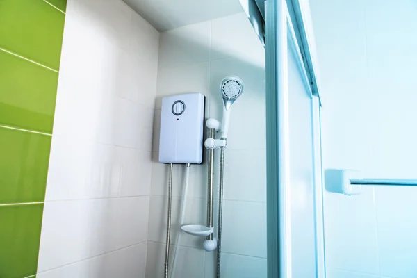 Baño, ducha de agua caliente y ducha —  Fotos de Stock