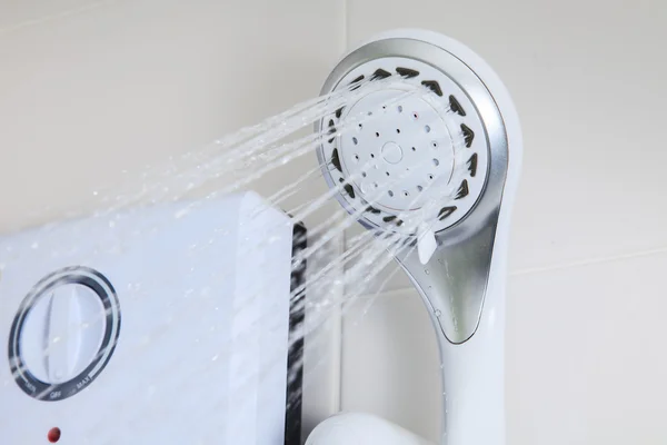 Warme douche, badkamer en douchekop — Stockfoto