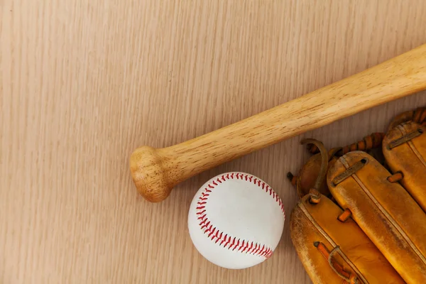 Equipo de béisbol sobre fondo de madera — Foto de Stock