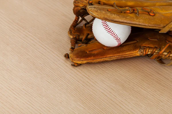 Equipo de béisbol sobre fondo de madera — Foto de Stock