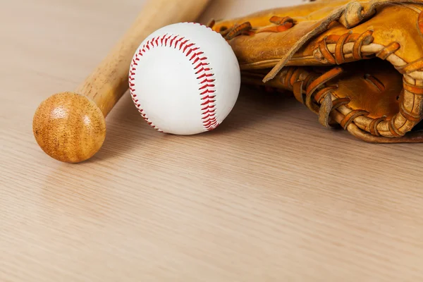 Equipo de béisbol sobre fondo de madera — Foto de Stock