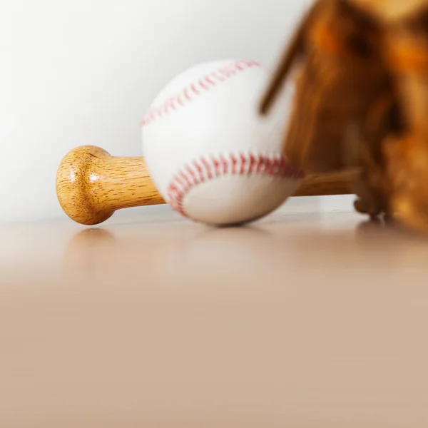 Equipo de béisbol sobre fondo de madera — Foto de Stock