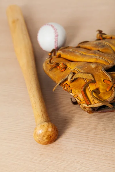 Baseball-Ausrüstung auf Holz Hintergrund — Stockfoto
