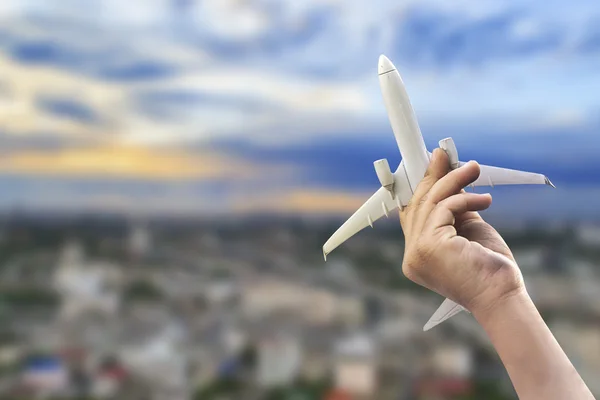 Mão de menino segurando modelo de avião — Fotografia de Stock