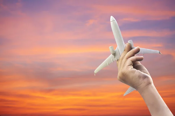 Hand eines kleinen Jungen mit Flugzeugmodell — Stockfoto