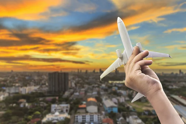 Hand eines kleinen Jungen mit Flugzeugmodell — Stockfoto
