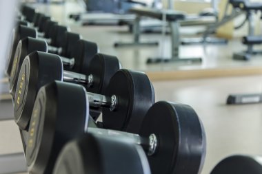 Boş fitness merkezi ile farklı eğitim donanımları