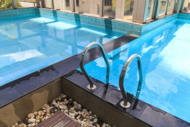 Yüzme havuzunda mavi yırtık su 