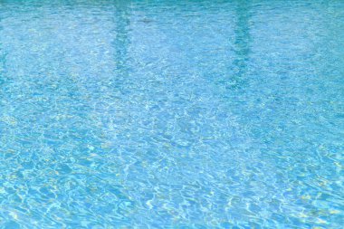 Yüzme havuzunda mavi yırtık su 