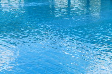 Yüzme havuzunda mavi yırtık su 