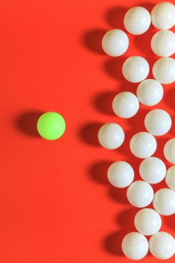 Yeşil topu ve beyaz topları