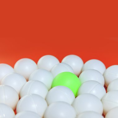 Yeşil topu ve beyaz topları