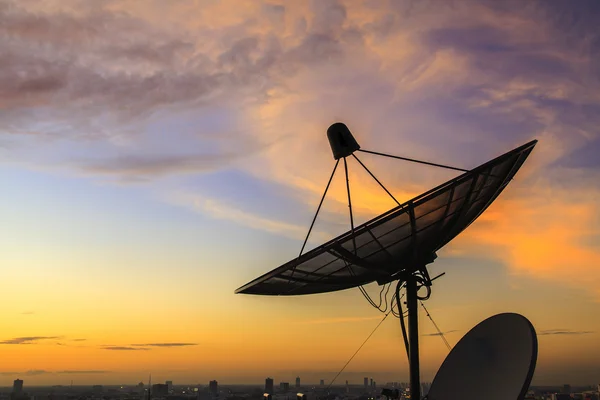 Satellitenschüssel Himmel in der Dämmerung in der Stadt — Stockfoto