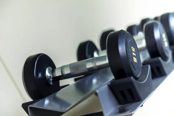 Dumbbells lined up in a fitness studio — Stock Photo, Image