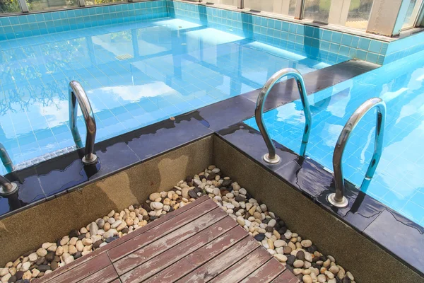 Água rasgada azul na piscina — Fotografia de Stock