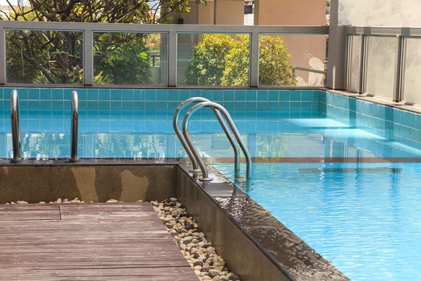 Água rasgada azul na piscina — Fotografia de Stock