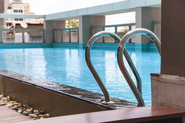 Água rasgada azul na piscina — Fotografia de Stock